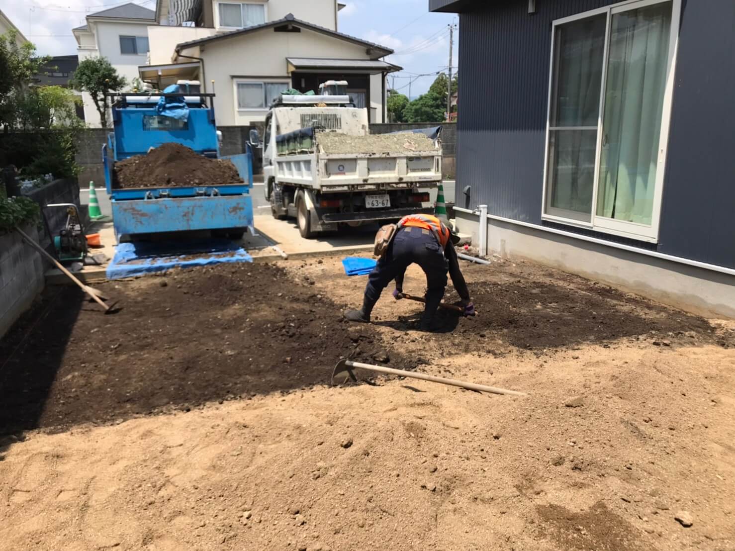 勾配がとれているか確認しながら際まで整地を行います